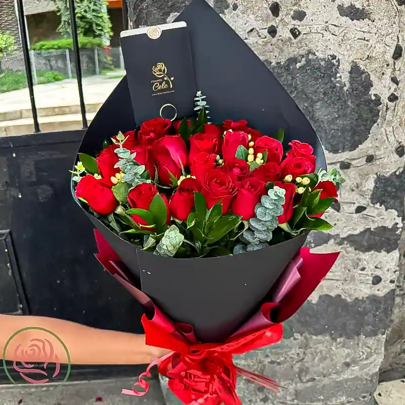 💖 Poema Natural: Un Ramo que Habla de Amor y Pasión 🌹