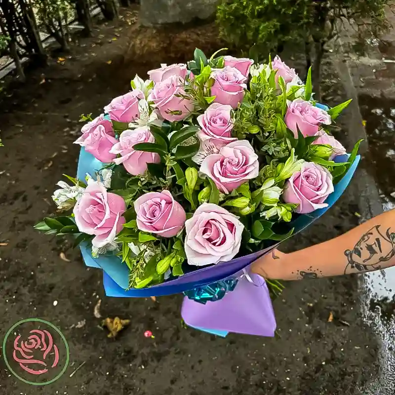 💖 Serenata Floral: Un Ramo que Canta al Amor y la Elegancia 🌸