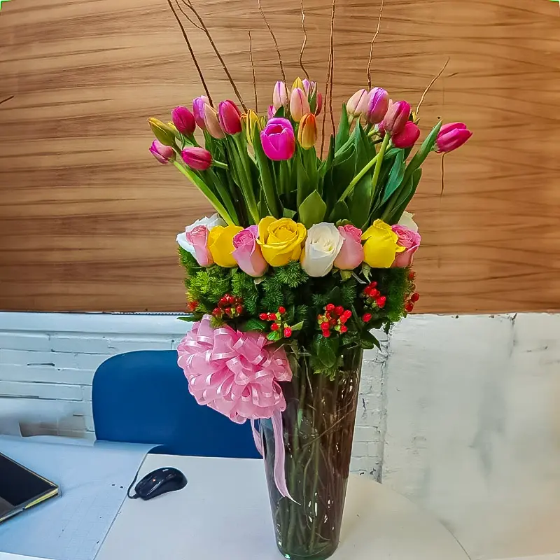 💖🌷 Dulce Compromiso: Tulipanes y Rosas en un Arreglo de Ensueño 🌹✨